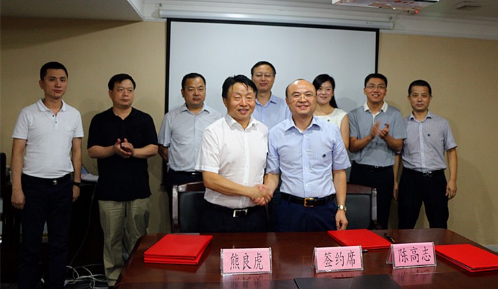熊良虎代表集團與億杰集團董事長陳高志簽訂戰略合作協議.jpg