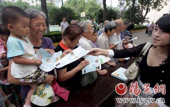 工作人員向市民發放環保知識讀本。