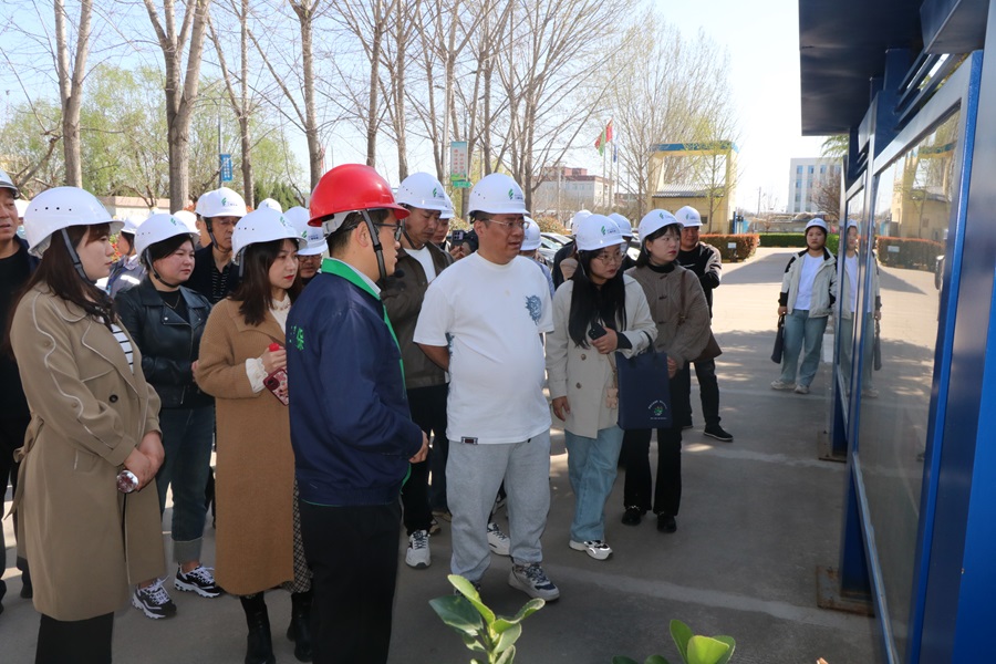 咸陽市“國際無廢日”主題活動(dòng)人員走進(jìn)新天地公司參觀交流 (1).JPG